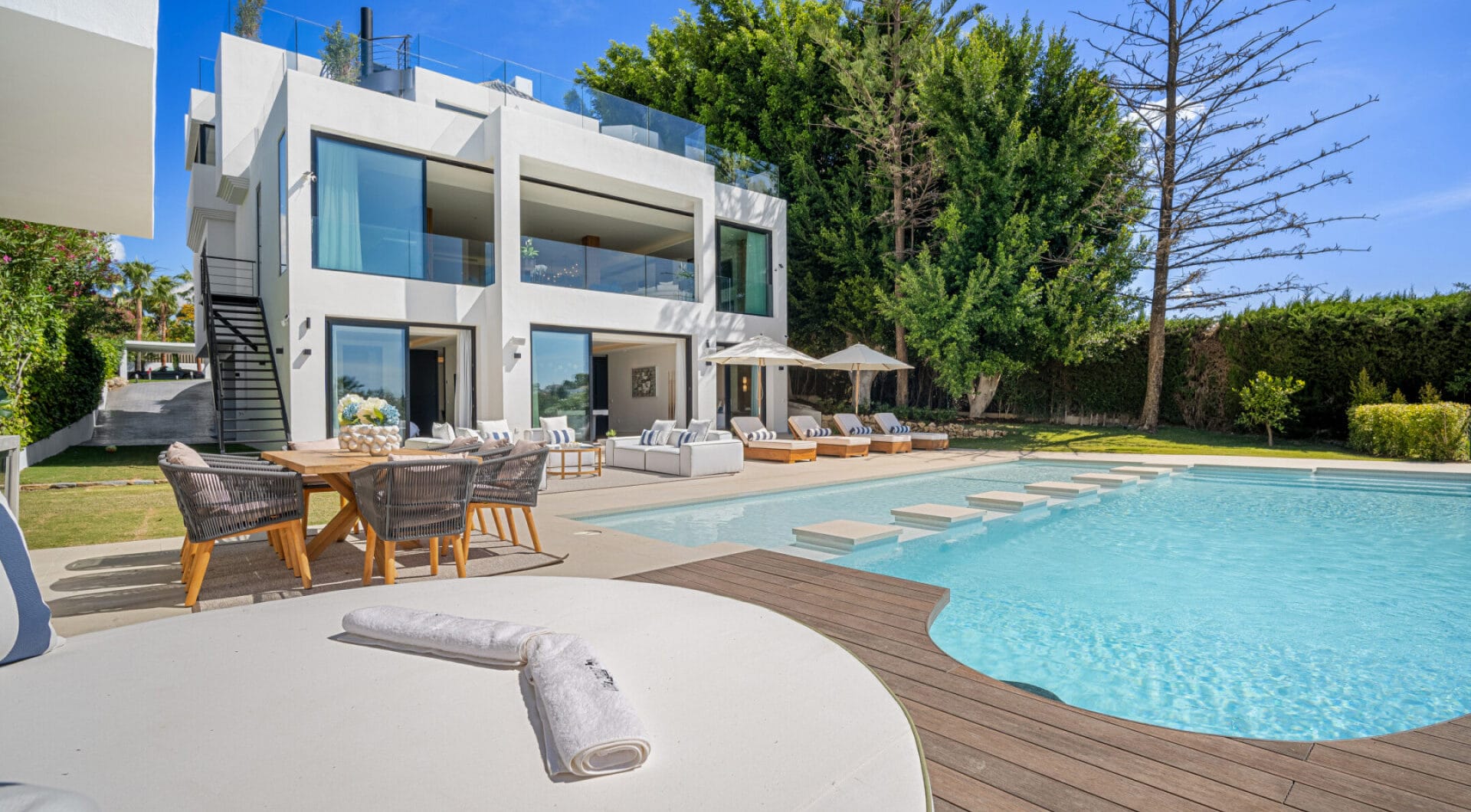 Boasting of unparalleled architecture and unrivalled construction quality, Villa 2000 offers sophisticated and contemporary living, sitting on a private plot within a secure community with breathtaking front-line panoramic views towards Los Naranjos Golf