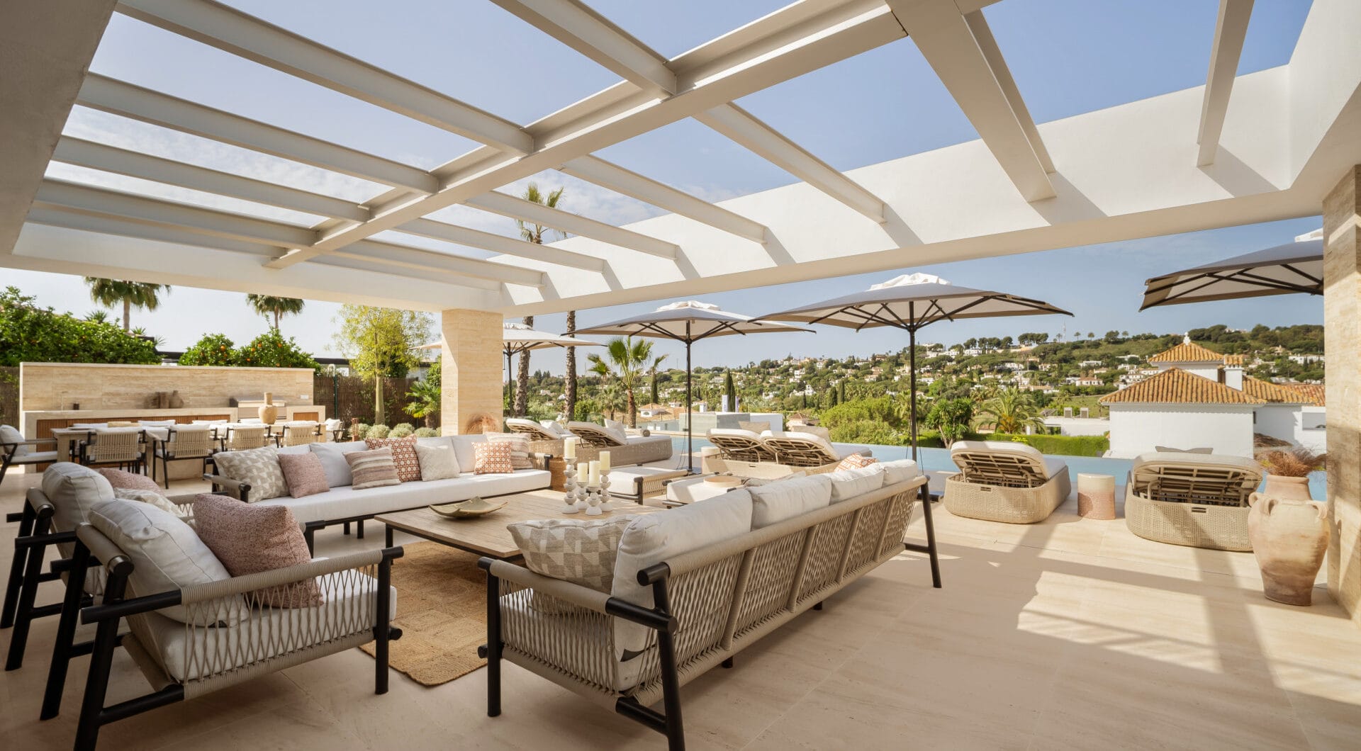 Villa Azteca – Elegant 6-Bedroom Modern Villa with Rooftop Lounge