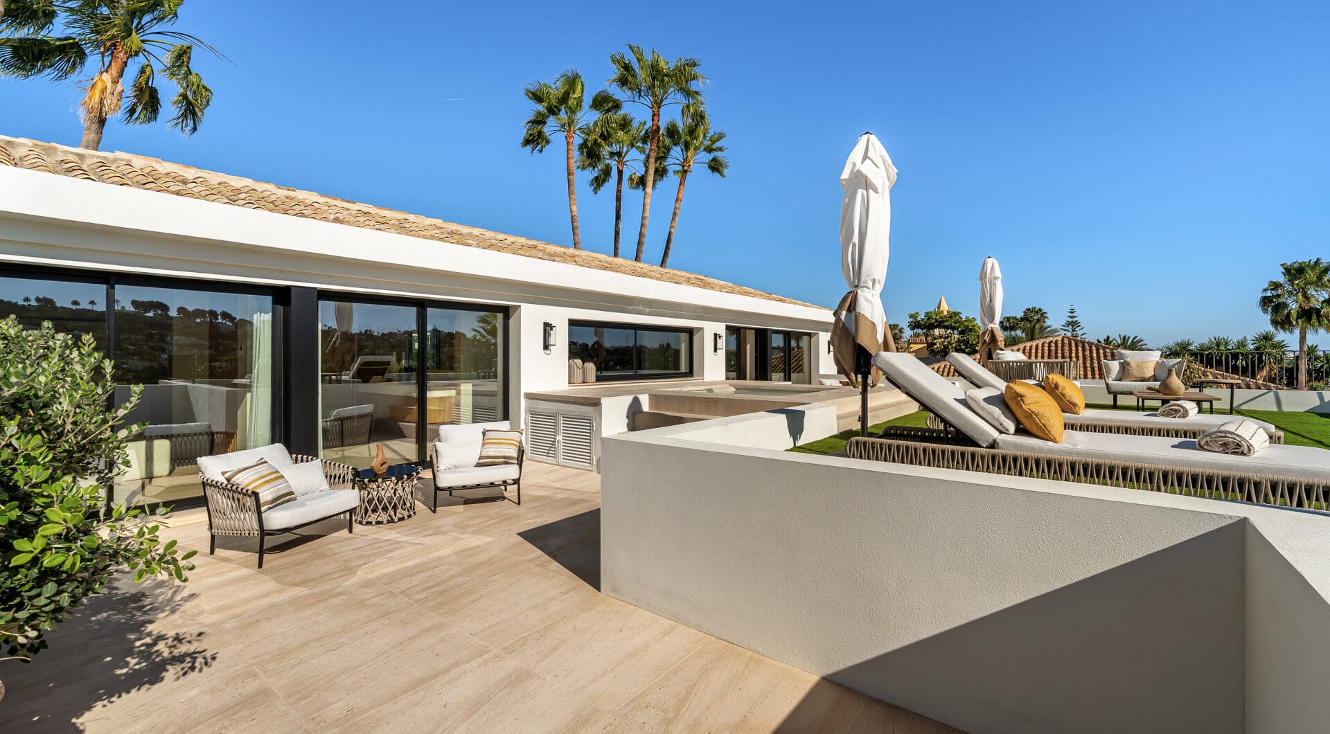 Villa Azteca – Elegant 6-Bedroom Modern Villa with Rooftop Lounge