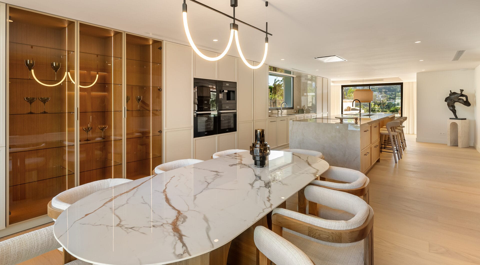 Villa Azteca – Elegant 6-Bedroom Modern Villa with Rooftop Lounge
