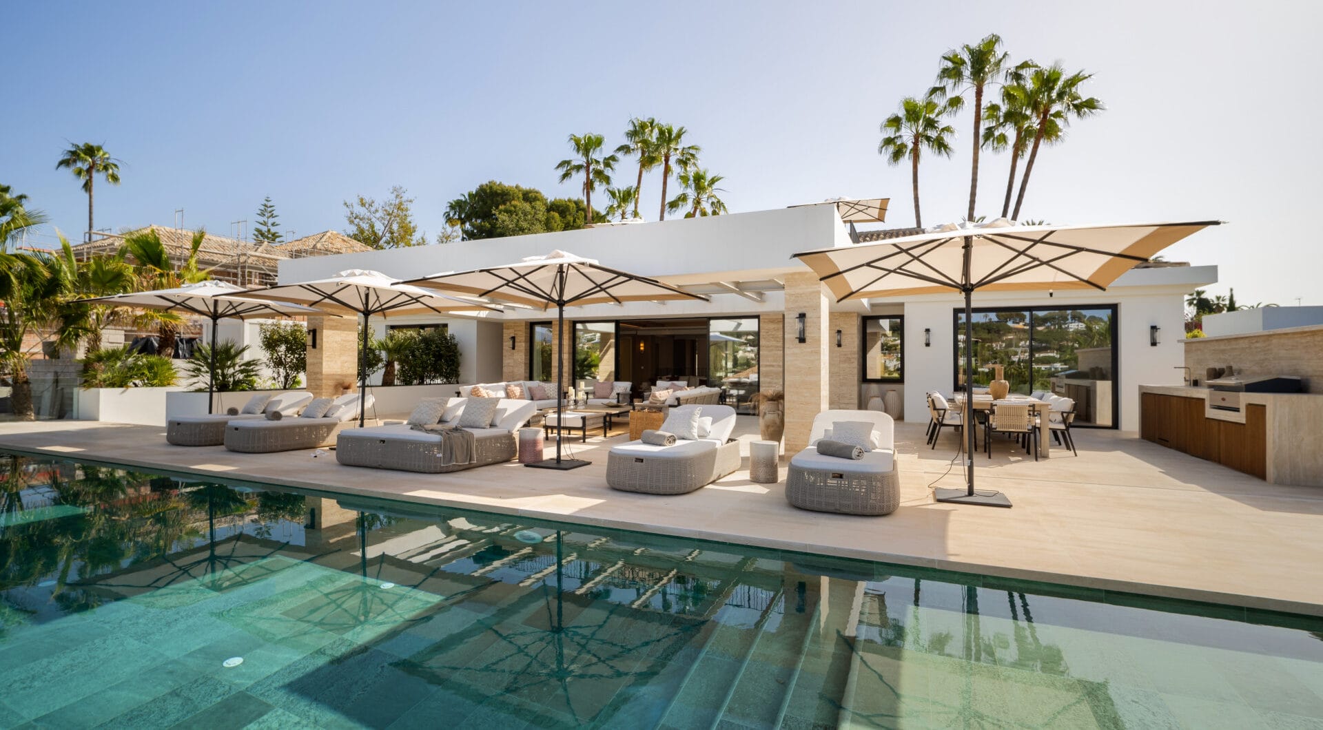 Villa Azteca – Elegant 6-Bedroom Modern Villa with Rooftop Lounge