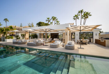 Villa Azteca – Elegant 6-Bedroom Modern Villa with Rooftop Lounge