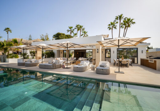 Villa Azteca – Elegant 6-Bedroom Modern Villa with Rooftop Lounge