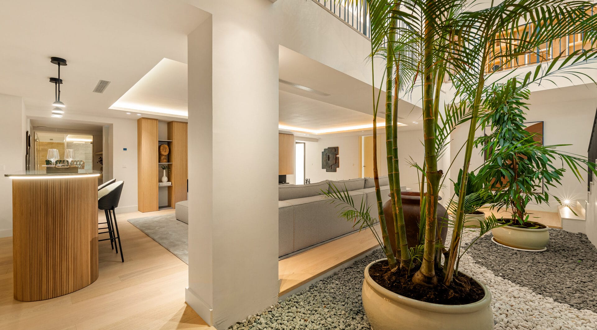 Villa Azteca – Elegant 6-Bedroom Modern Villa with Rooftop Lounge