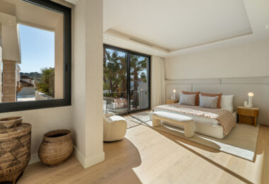 Villa Azteca – Elegant 6-Bedroom Modern Villa with Rooftop Lounge
