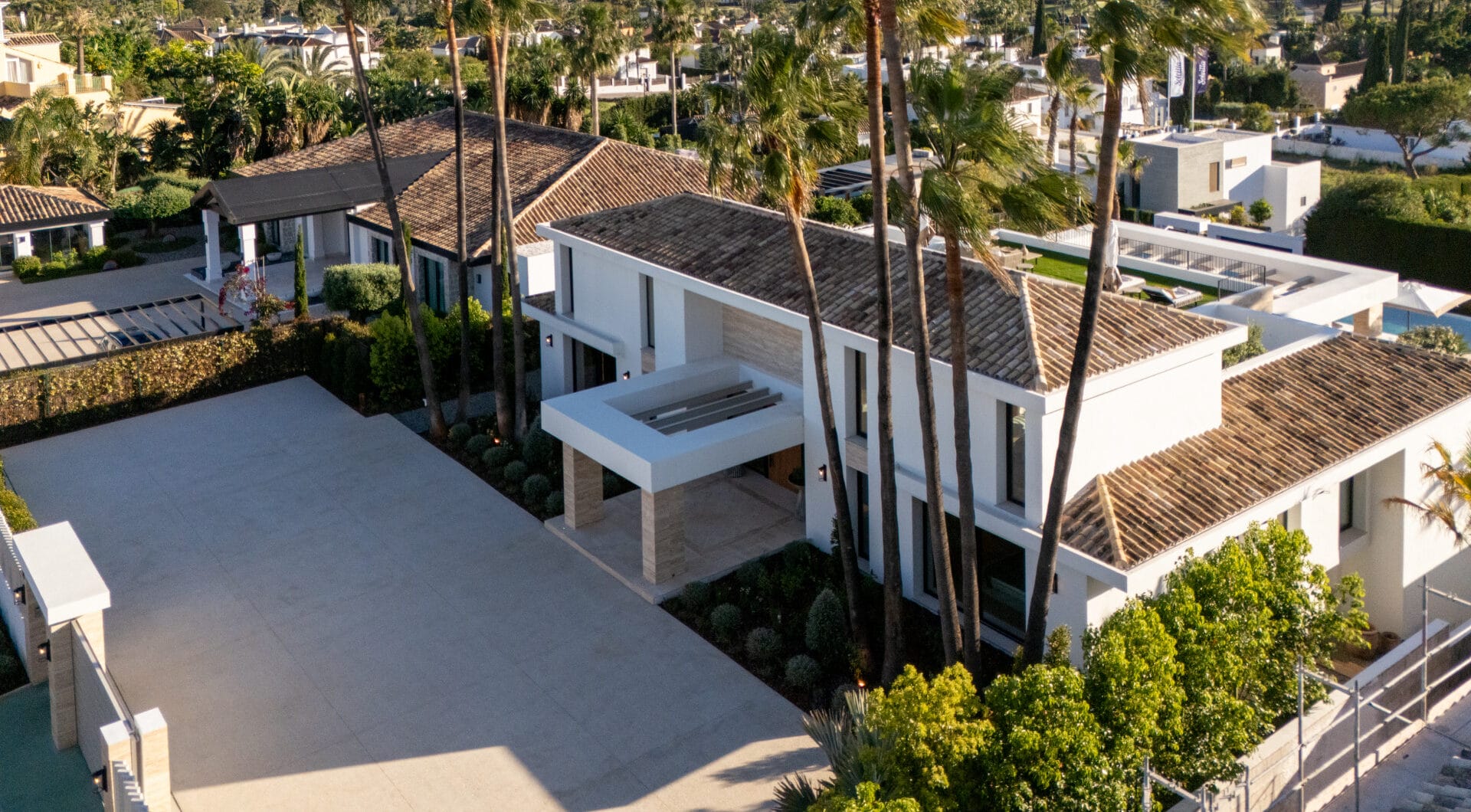 Villa Azteca – Elegant 6-Bedroom Modern Villa with Rooftop Lounge