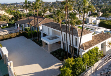 Villa Azteca – Elegant 6-Bedroom Modern Villa with Rooftop Lounge