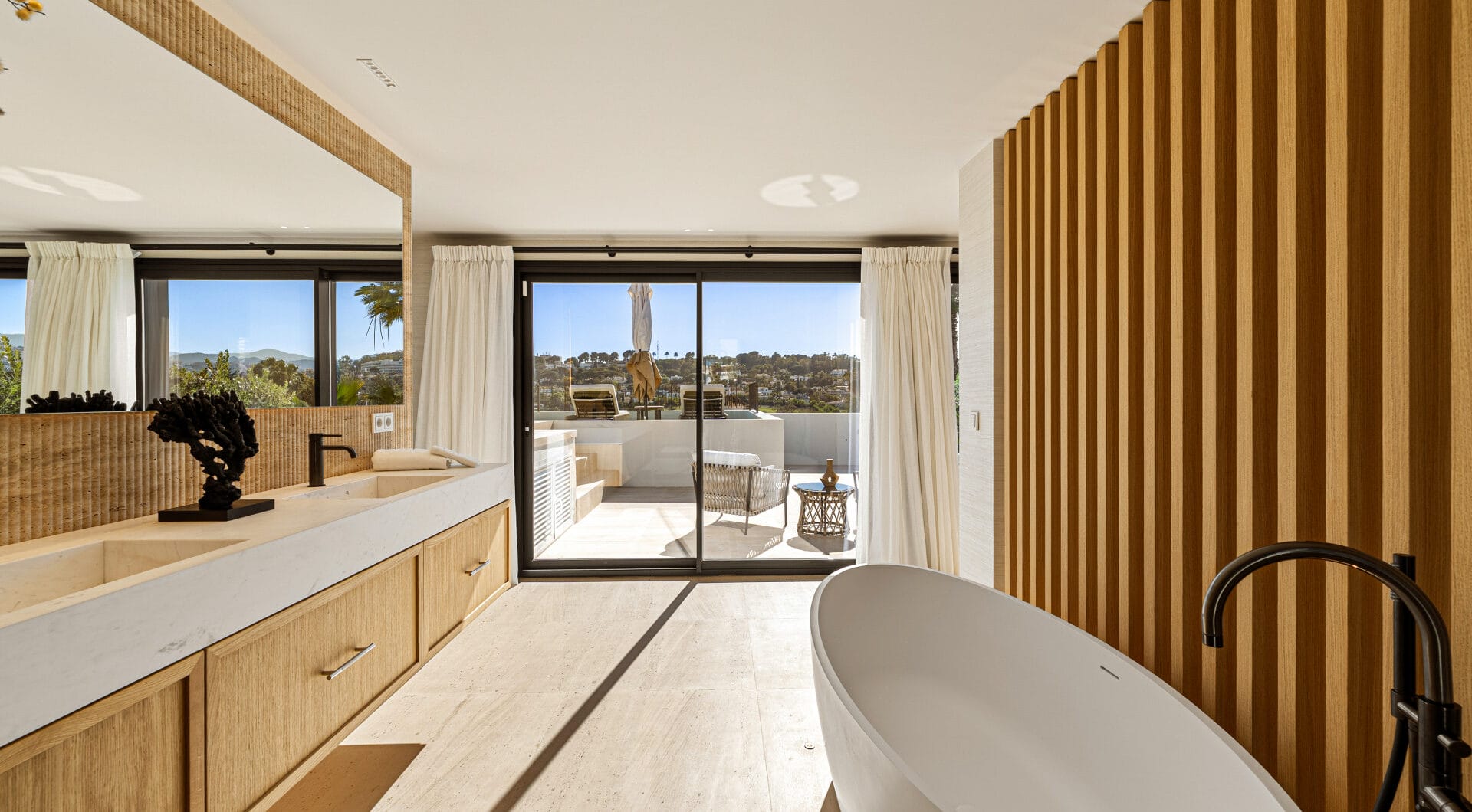 Villa Azteca – Elegant 6-Bedroom Modern Villa with Rooftop Lounge