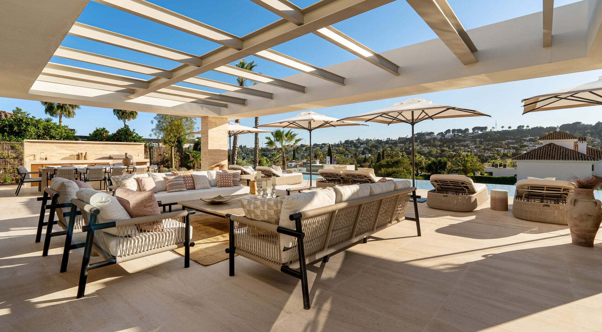 Villa Azteca – Elegant 6-Bedroom Modern Villa with Rooftop Lounge