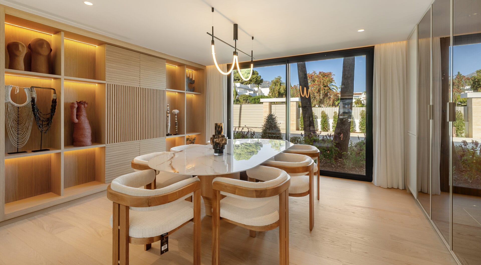 Villa Azteca – Elegant 6-Bedroom Modern Villa with Rooftop Lounge