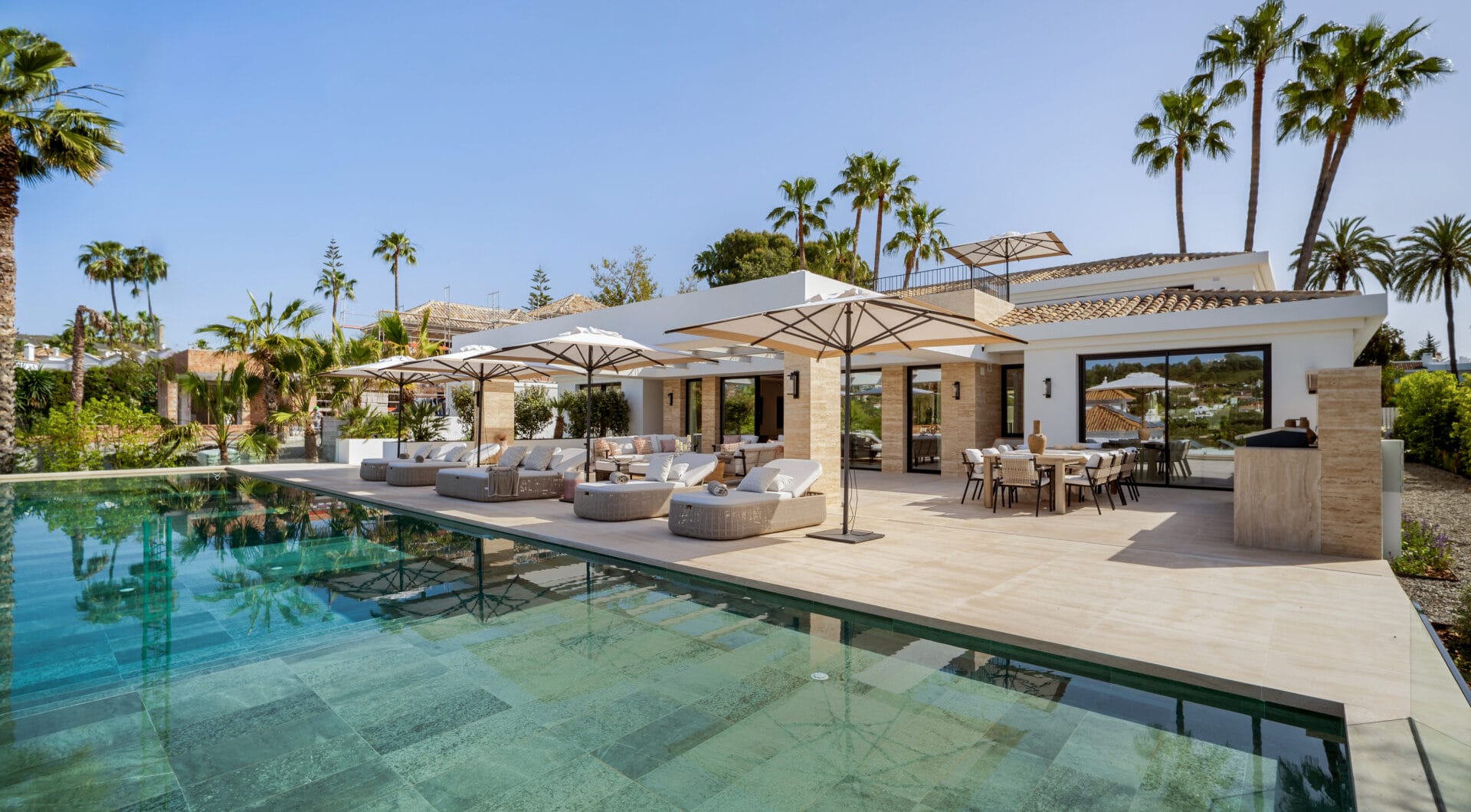Villa Azteca – Elegant 6-Bedroom Modern Villa with Rooftop Lounge