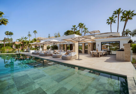 Villa Azteca – Elegant 6-Bedroom Modern Villa with Rooftop Lounge