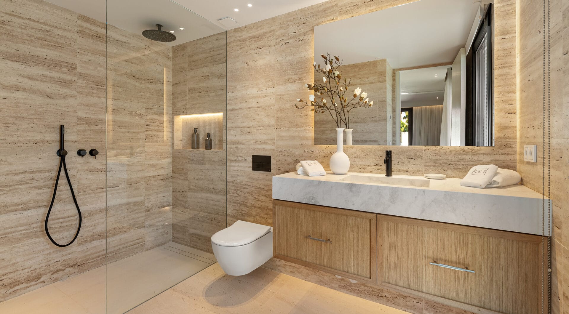 Villa Azteca – Elegant 6-Bedroom Modern Villa with Rooftop Lounge