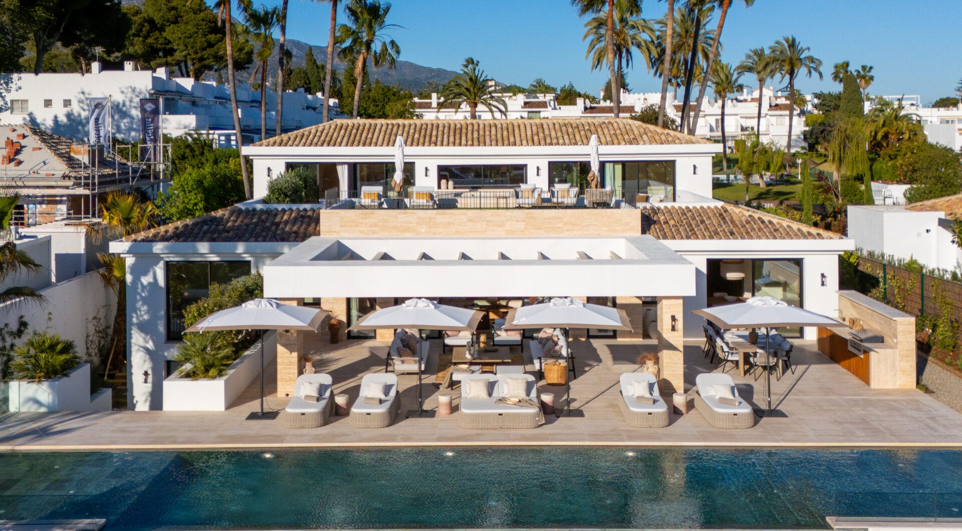 Villa Azteca – Elegant 6-Bedroom Modern Villa with Rooftop Lounge
