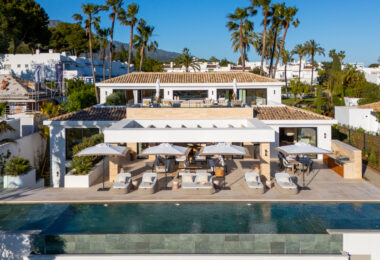 Villa Azteca – Elegant 6-Bedroom Modern Villa with Rooftop Lounge