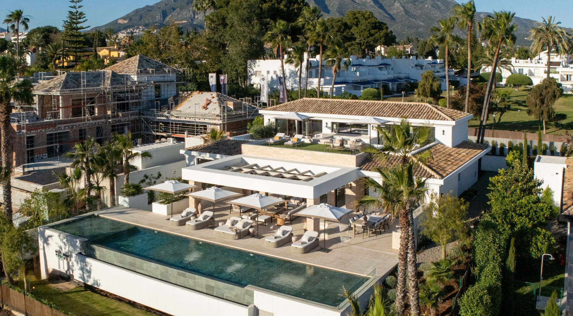 Villa Azteca – Elegant 6-Bedroom Modern Villa with Rooftop Lounge