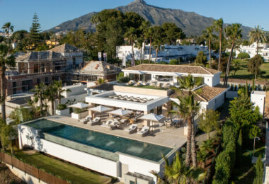 Villa Azteca – Elegant 6-Bedroom Modern Villa with Rooftop Lounge