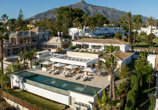Villa Azteca – Elegant 6-Bedroom Modern Villa with Rooftop Lounge