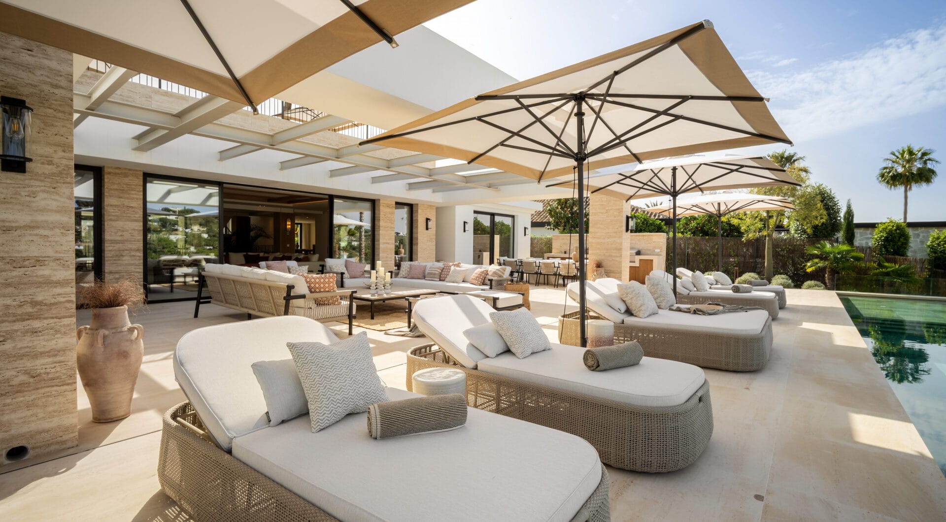 Villa Azteca – Elegant 6-Bedroom Modern Villa with Rooftop Lounge