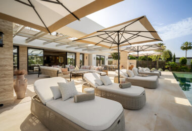 Villa Azteca – Elegant 6-Bedroom Modern Villa with Rooftop Lounge