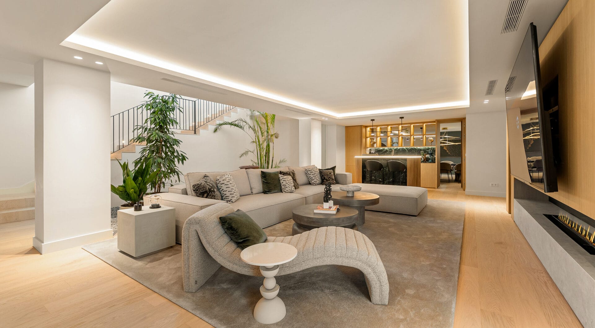 Villa Azteca – Elegant 6-Bedroom Modern Villa with Rooftop Lounge