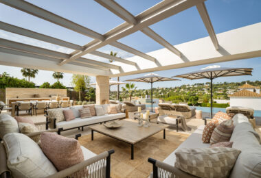 Villa Azteca – Elegant 6-Bedroom Modern Villa with Rooftop Lounge