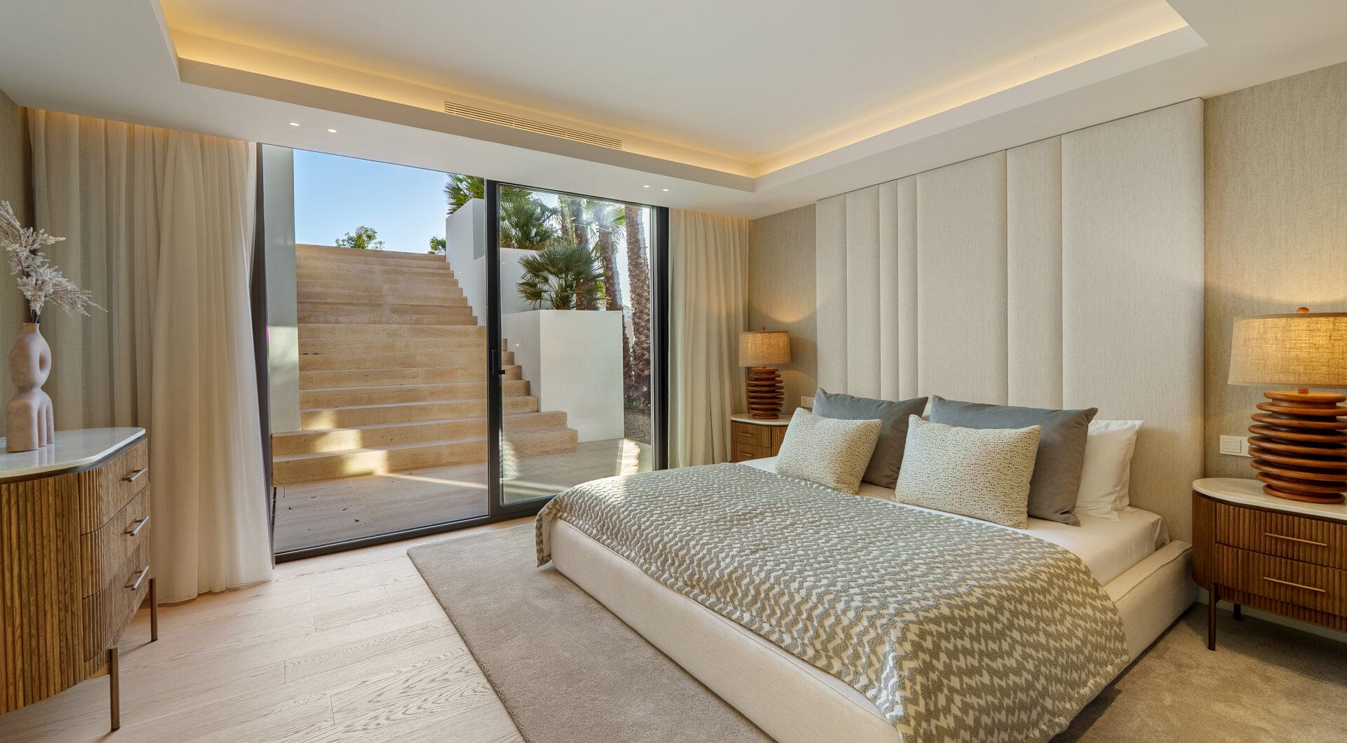 Villa Azteca – Elegant 6-Bedroom Modern Villa with Rooftop Lounge