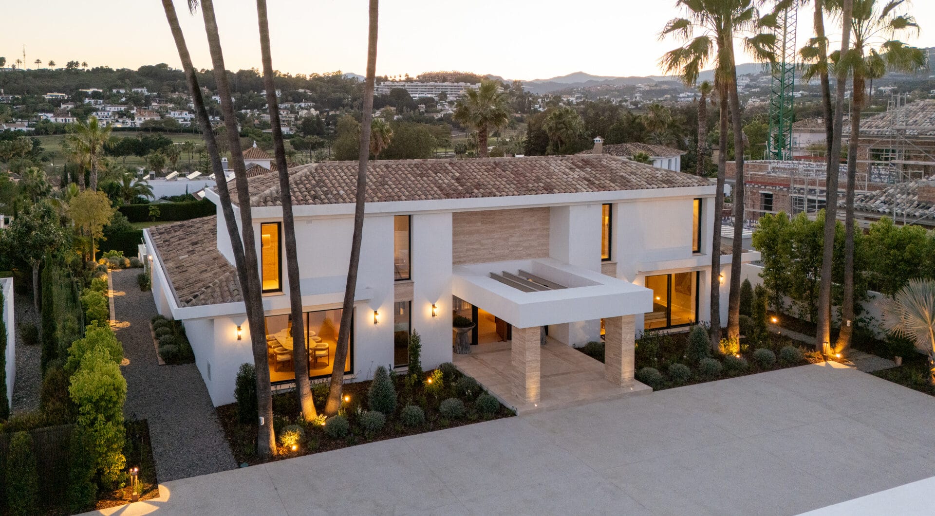 Villa Azteca – Elegant 6-Bedroom Modern Villa with Rooftop Lounge