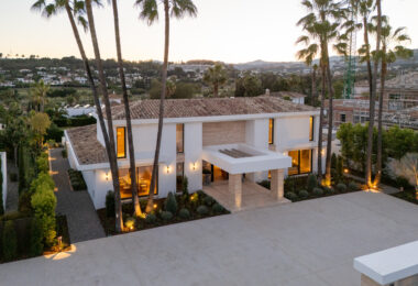 Villa Azteca – Elegant 6-Bedroom Modern Villa with Rooftop Lounge