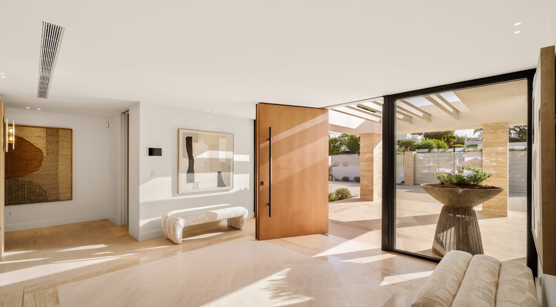 Villa Azteca – Elegant 6-Bedroom Modern Villa with Rooftop Lounge