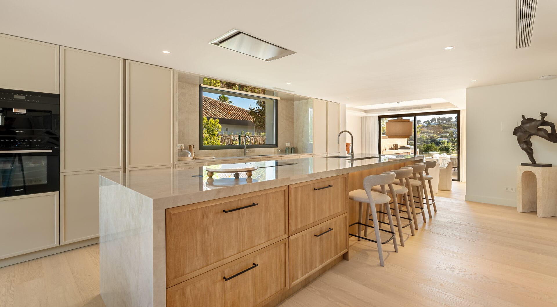 Villa Azteca – Elegant 6-Bedroom Modern Villa with Rooftop Lounge