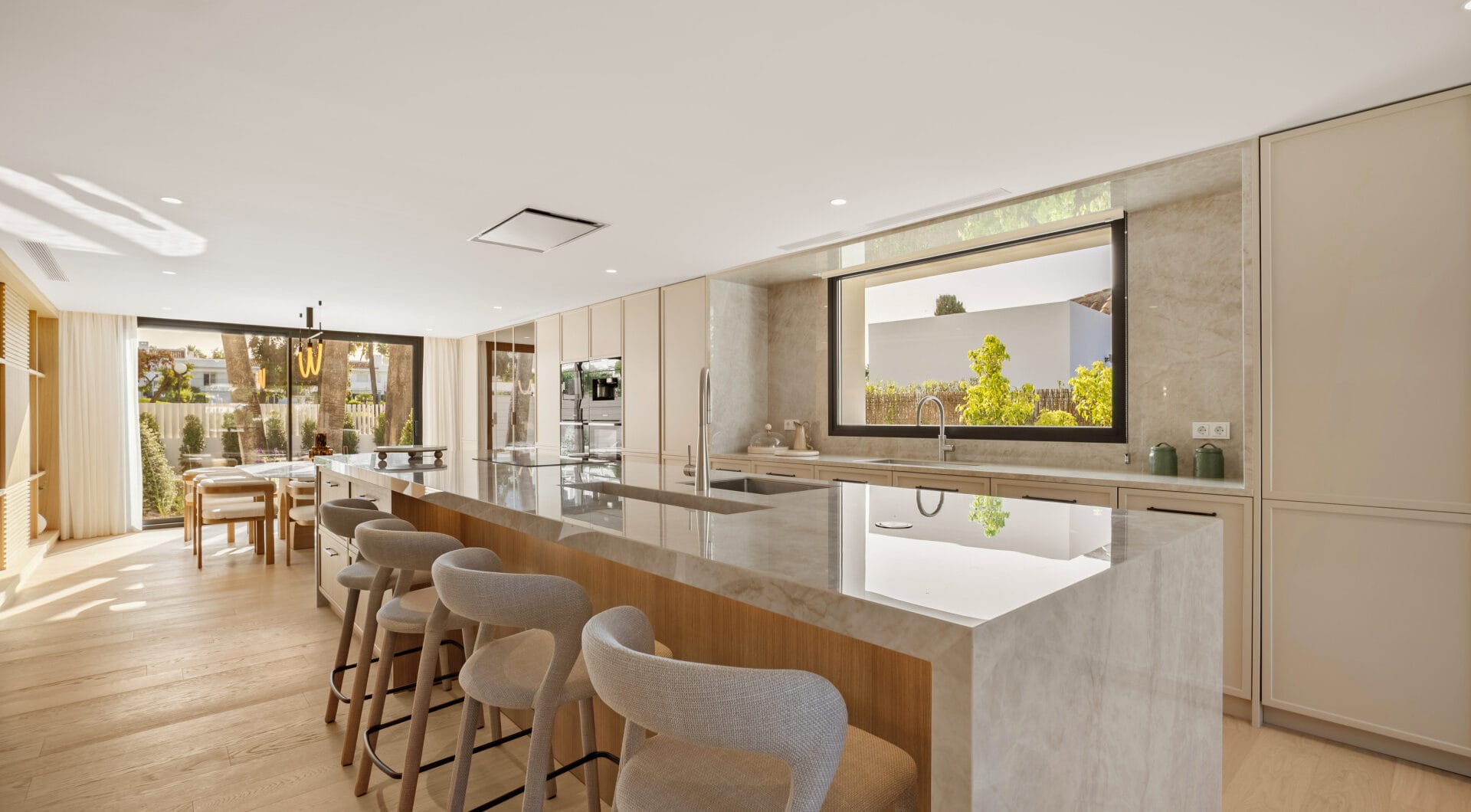 Villa Azteca – Elegant 6-Bedroom Modern Villa with Rooftop Lounge