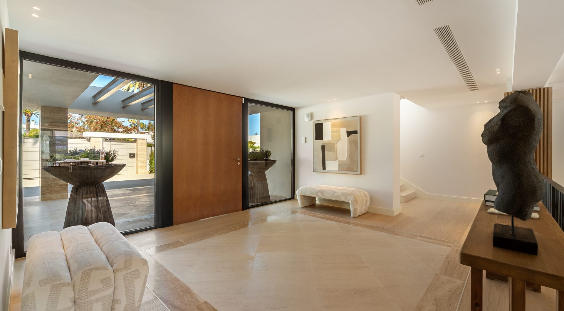 Villa Azteca – Elegant 6-Bedroom Modern Villa with Rooftop Lounge