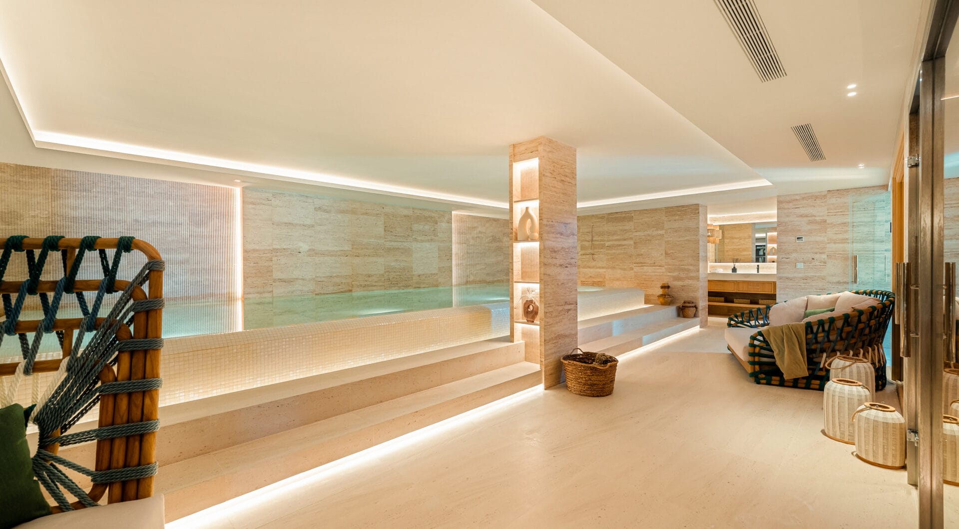 Villa Azteca – Elegant 6-Bedroom Modern Villa with Rooftop Lounge