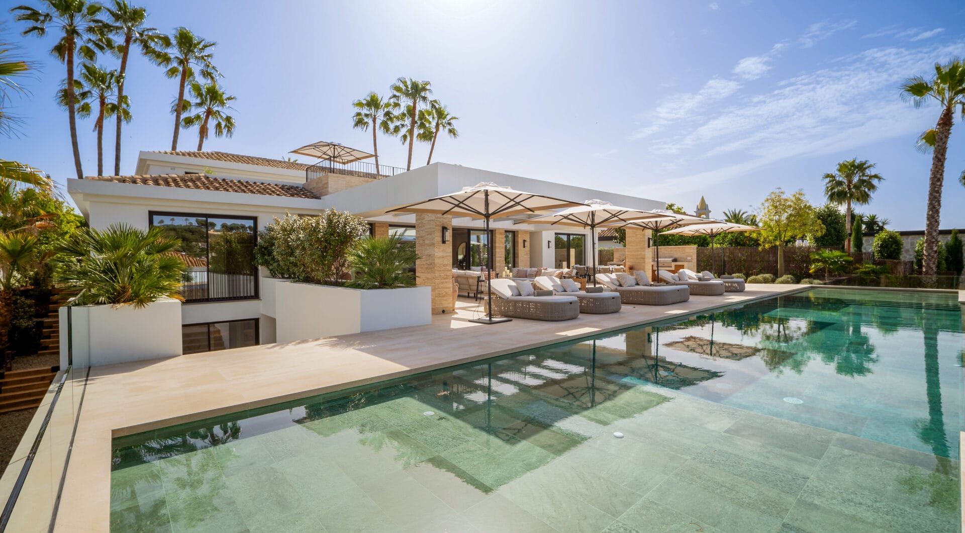 Villa Azteca – Elegant 6-Bedroom Modern Villa with Rooftop Lounge