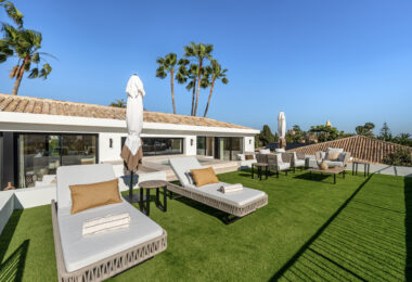Villa Azteca – Elegant 6-Bedroom Modern Villa with Rooftop Lounge
