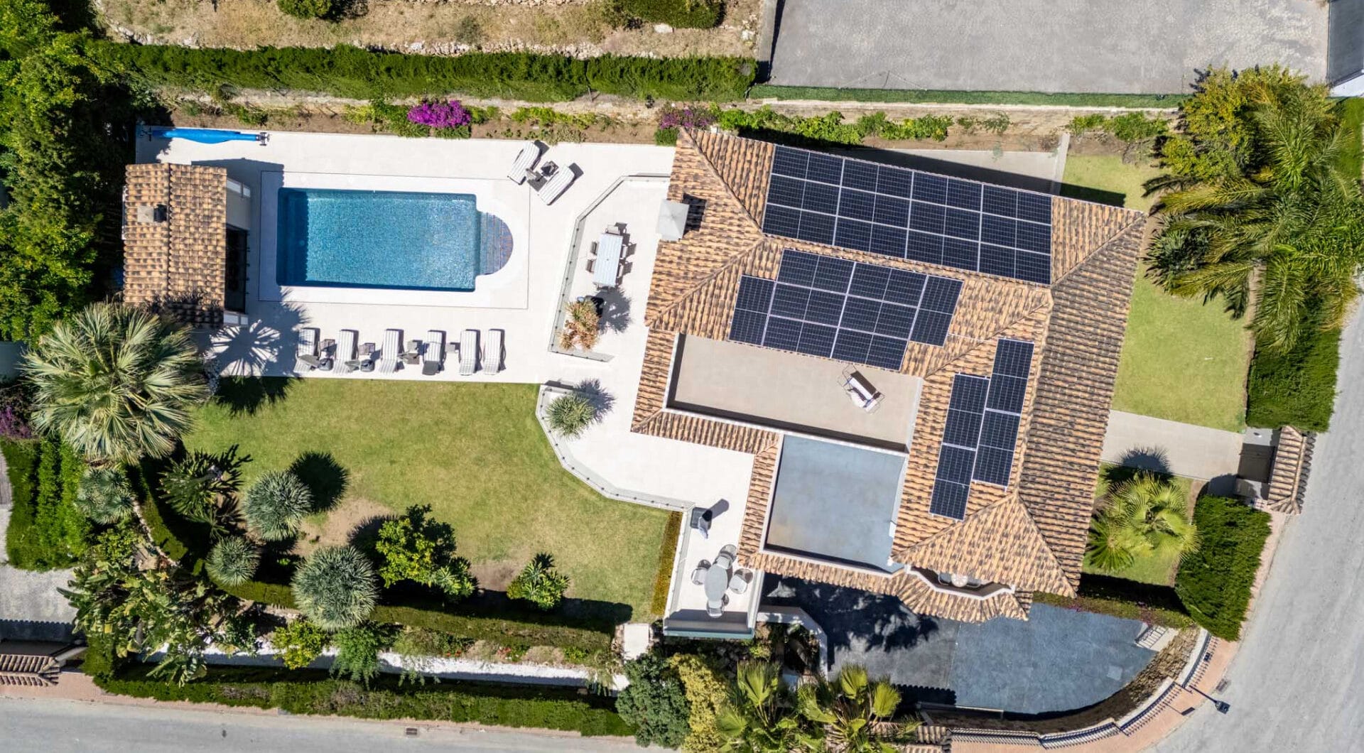 Exquisite Six-Bedroom Luxury Villa in the Golf Valley of Nueva Andalucia, Marbella