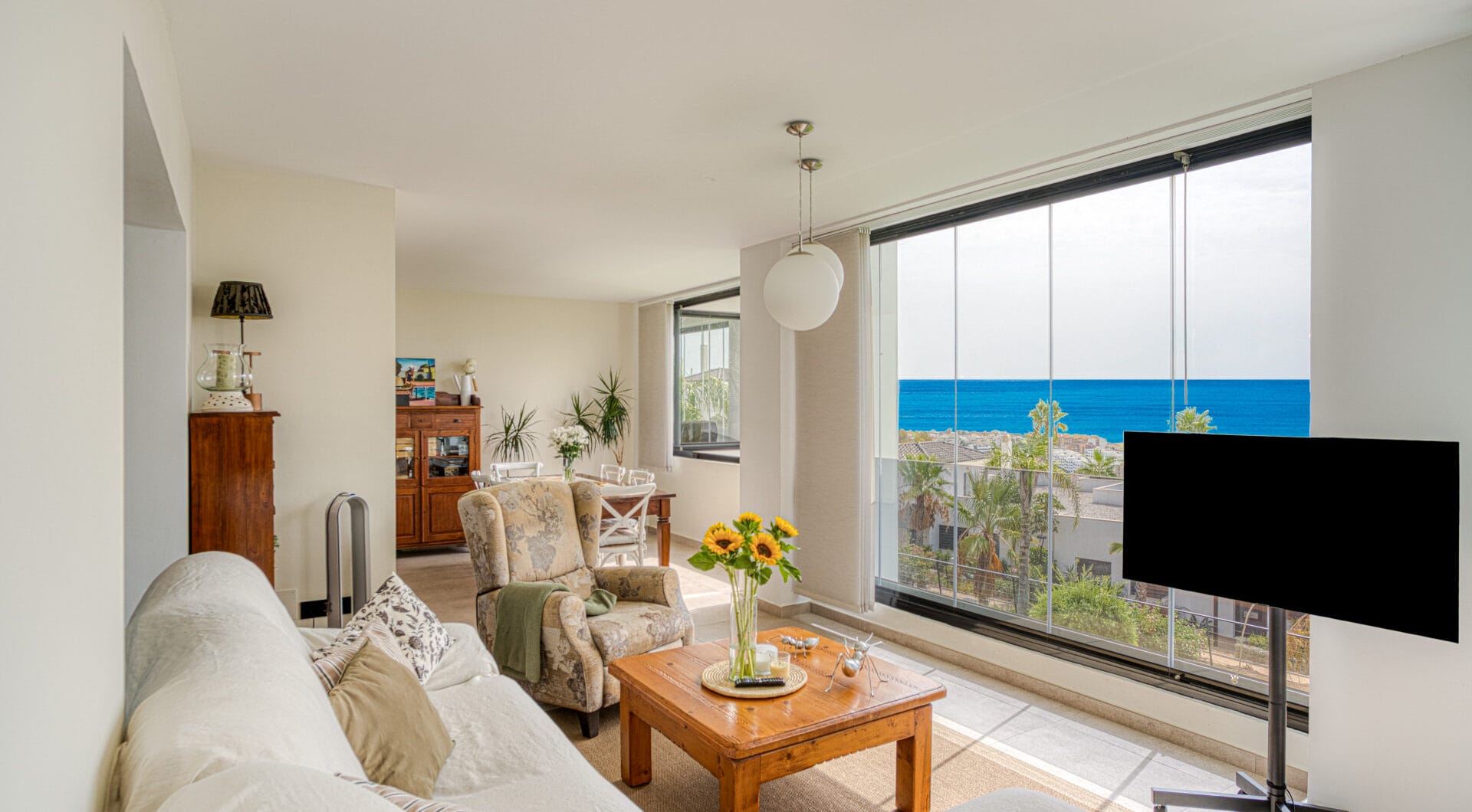 Stylish south-facing three bedroom apartment with spectacular sea views, located in the prestigious Mirador de Estepona Hills
