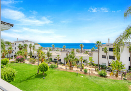 Stylish south-facing three bedroom apartment with spectacular sea views, located in the prestigious Mirador de Estepona Hills