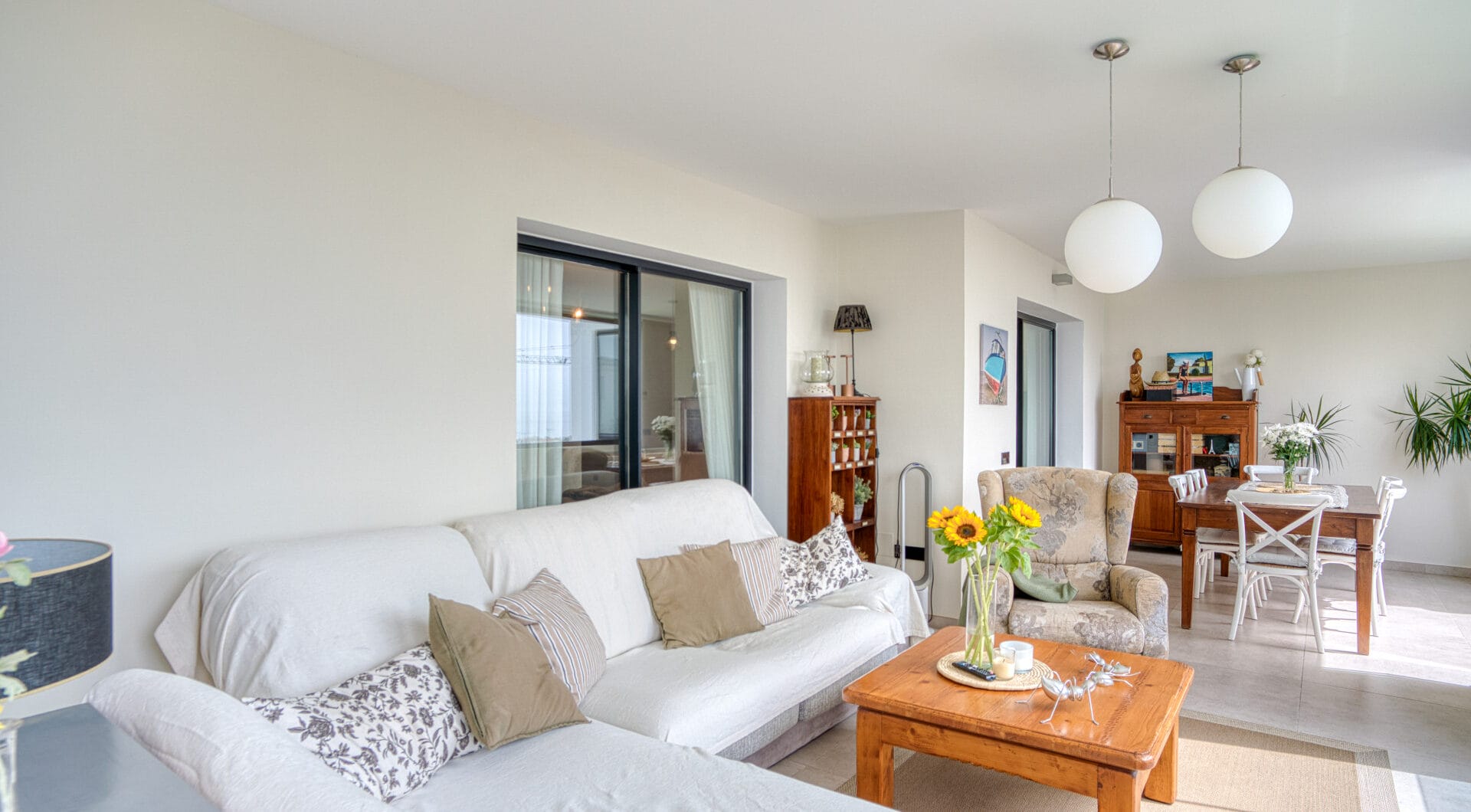 Stylish south-facing three bedroom apartment with spectacular sea views, located in the prestigious Mirador de Estepona Hills