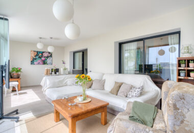 Stylish south-facing three bedroom apartment with spectacular sea views, located in the prestigious Mirador de Estepona Hills