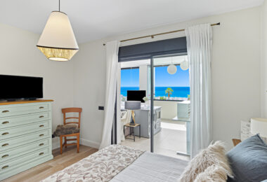 Stylish south-facing three bedroom apartment with spectacular sea views, located in the prestigious Mirador de Estepona Hills