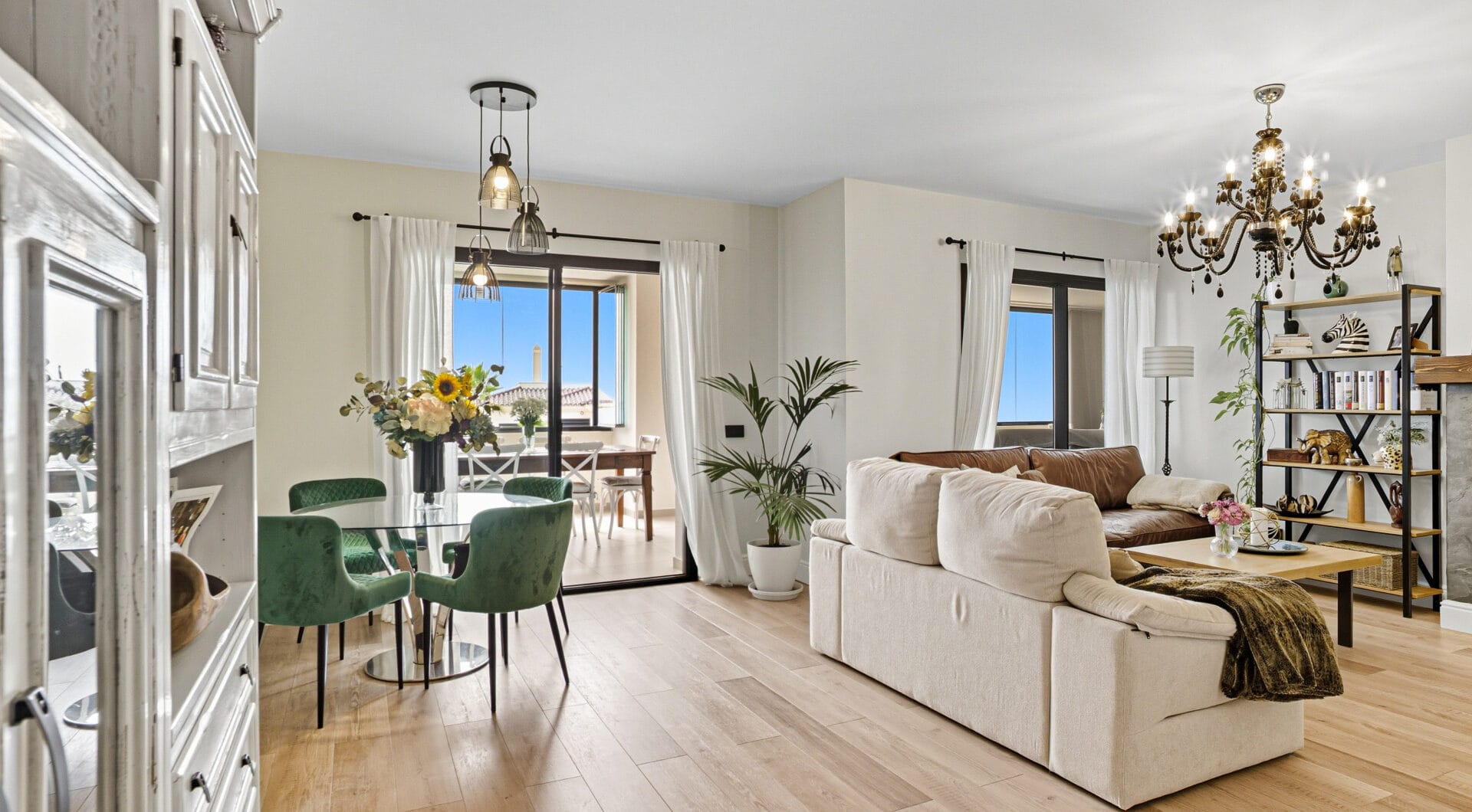 Stylish south-facing three bedroom apartment with spectacular sea views, located in the prestigious Mirador de Estepona Hills