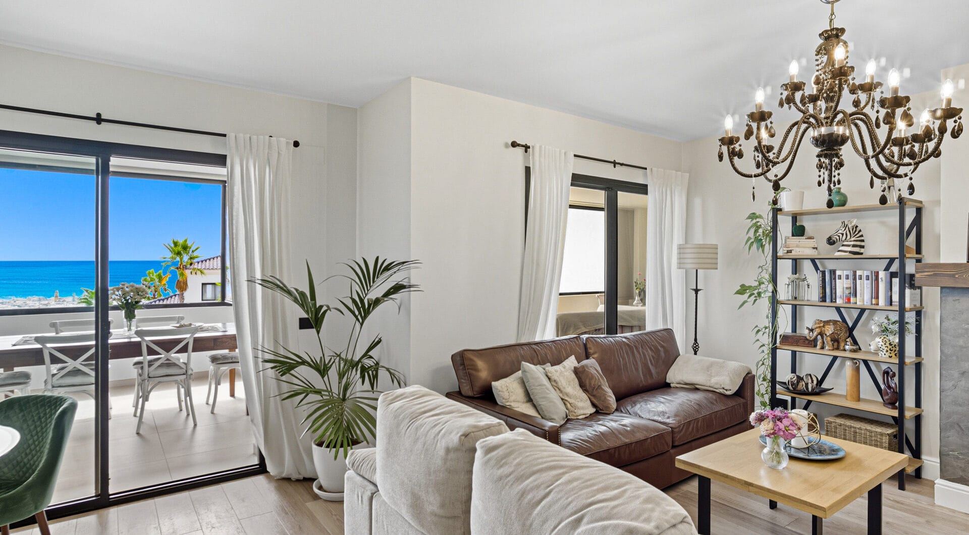 Stylish south-facing three bedroom apartment with spectacular sea views, located in the prestigious Mirador de Estepona Hills
