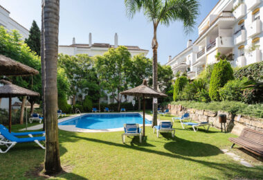 Welcome to this beautifully renovated ground floor apartment in Guadalmina Baja – Steps from the Beach and Golf!