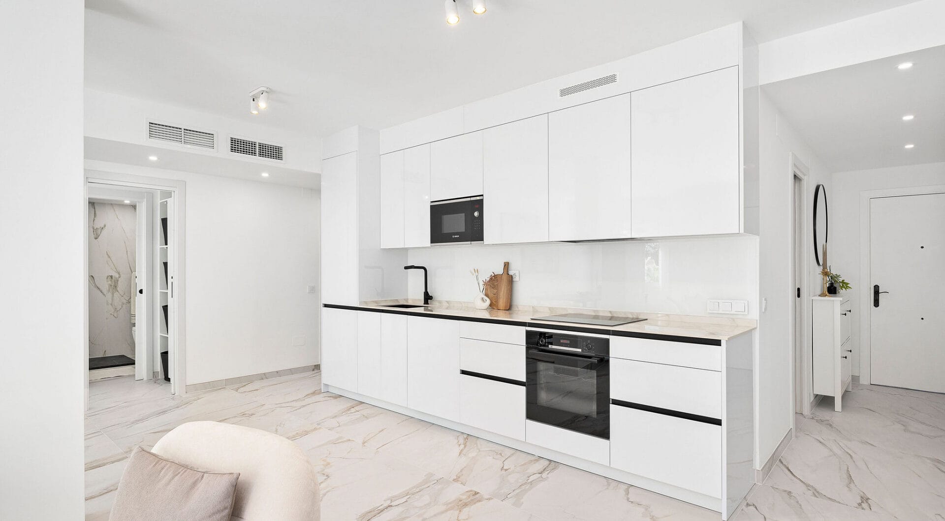 Welcome to this beautifully renovated ground floor apartment in Guadalmina Baja – Steps from the Beach and Golf!