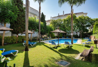 Welcome to this beautifully renovated ground floor apartment in Guadalmina Baja – Steps from the Beach and Golf!