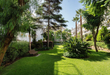 Welcome to this beautifully renovated ground floor apartment in Guadalmina Baja – Steps from the Beach and Golf!