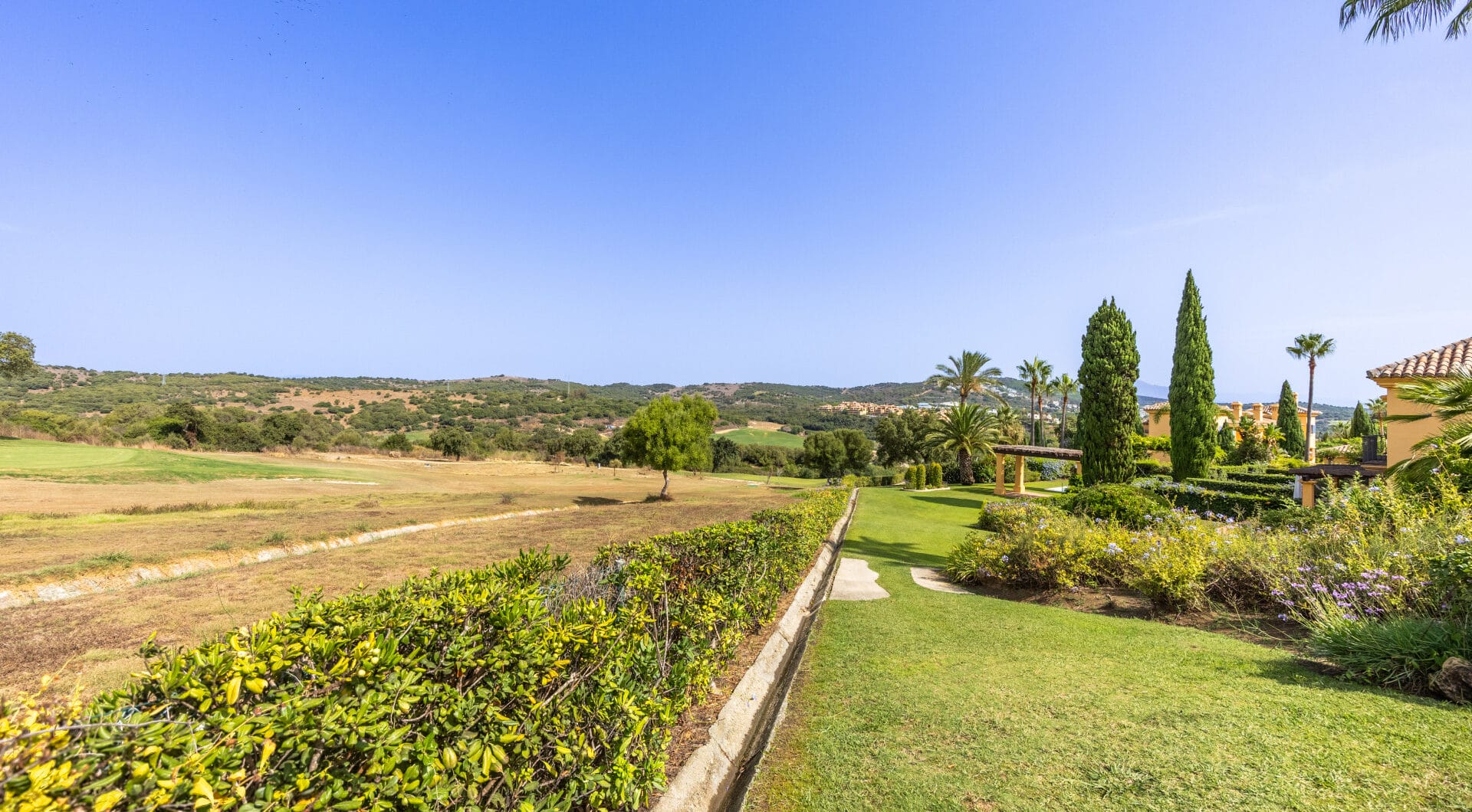 Exclusive Semi-Detached House with 4 bedrooms on the Frontline of Golf in Sotogrande – with Private Garden
