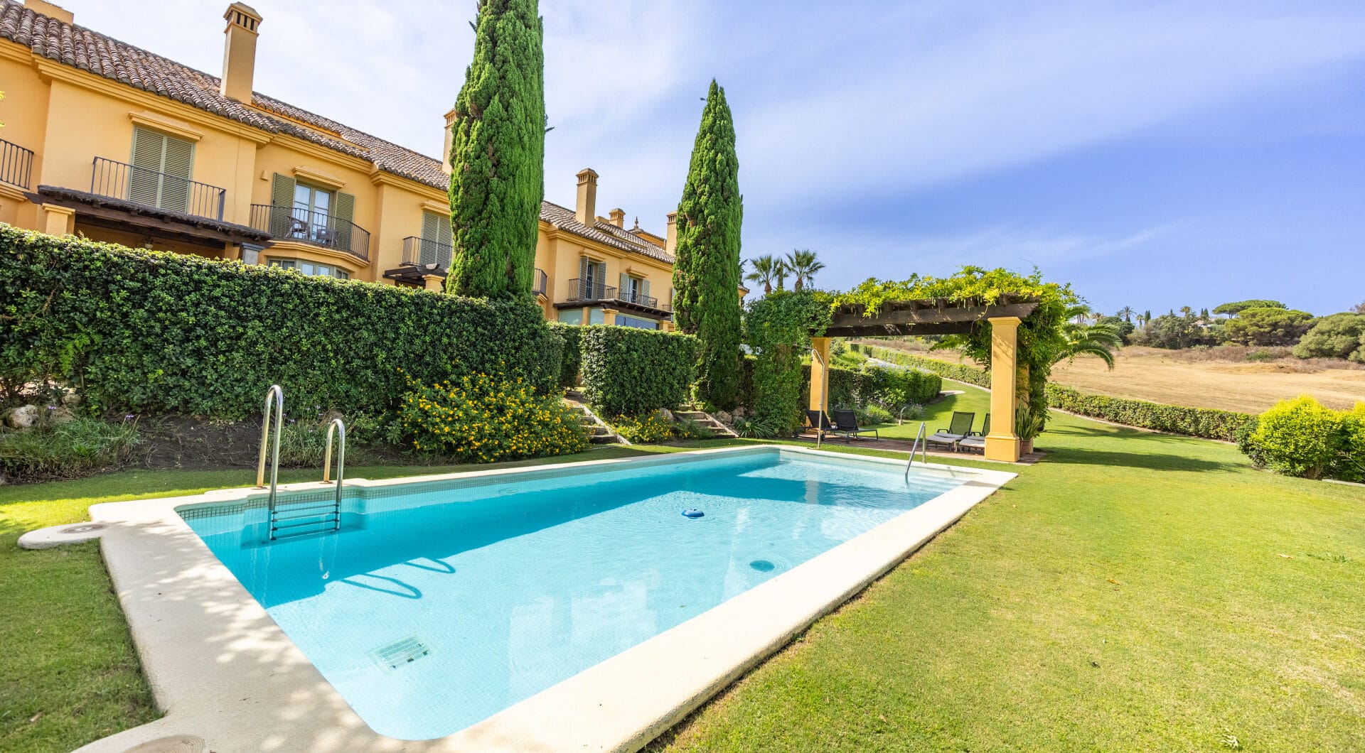 Exclusive Semi-Detached House with 4 bedrooms on the Frontline of Golf in Sotogrande – with Private Garden